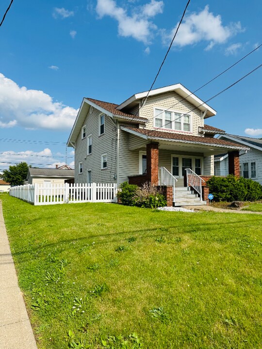 1108 Amherst Rd NE in Massillon, OH - Building Photo