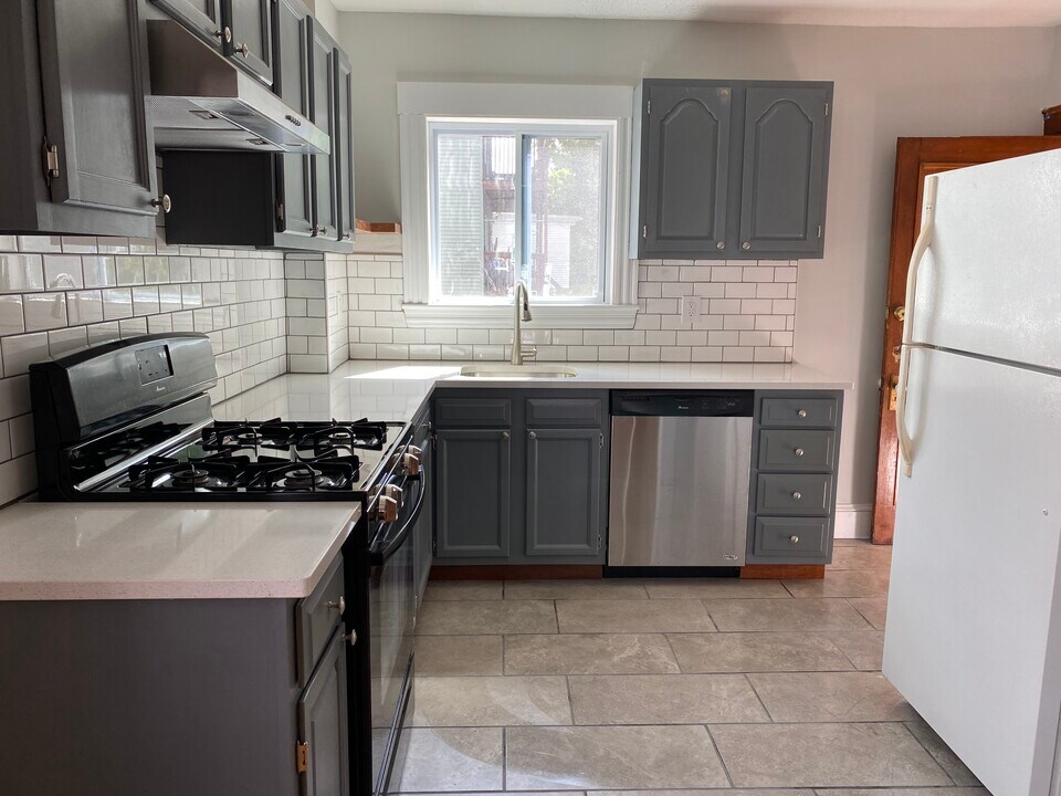 4 Cowing St, Unit Apt 2 in Boston, MA - Building Photo