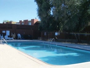 Catalunya in Tucson, AZ - Foto de edificio - Building Photo