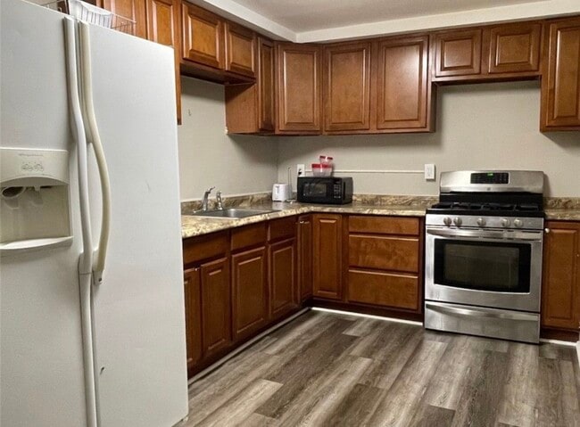 107 Elm St in Oneonta, NY - Foto de edificio - Building Photo