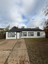 5311 Lyndhurst Dr in Houston, TX - Building Photo