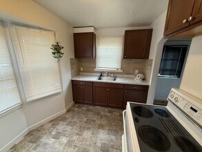 18792 Kenosha St in Harper Woods, MI - Building Photo - Building Photo