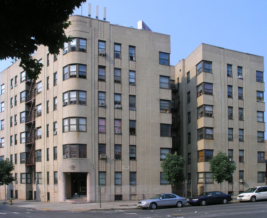 200 E Mosholu Pky S in Bronx, NY - Building Photo