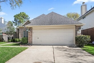 3715 Crescent Dr in Pearland, TX - Foto de edificio - Building Photo