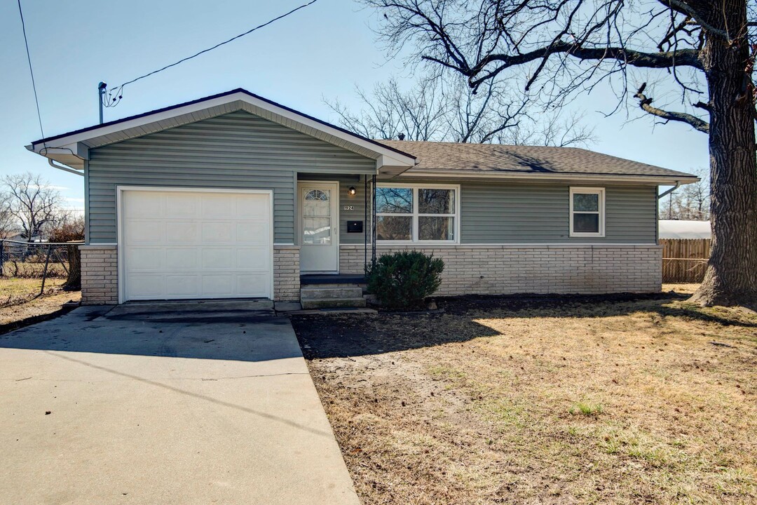 1924 W Webster St in Springfield, MO - Building Photo