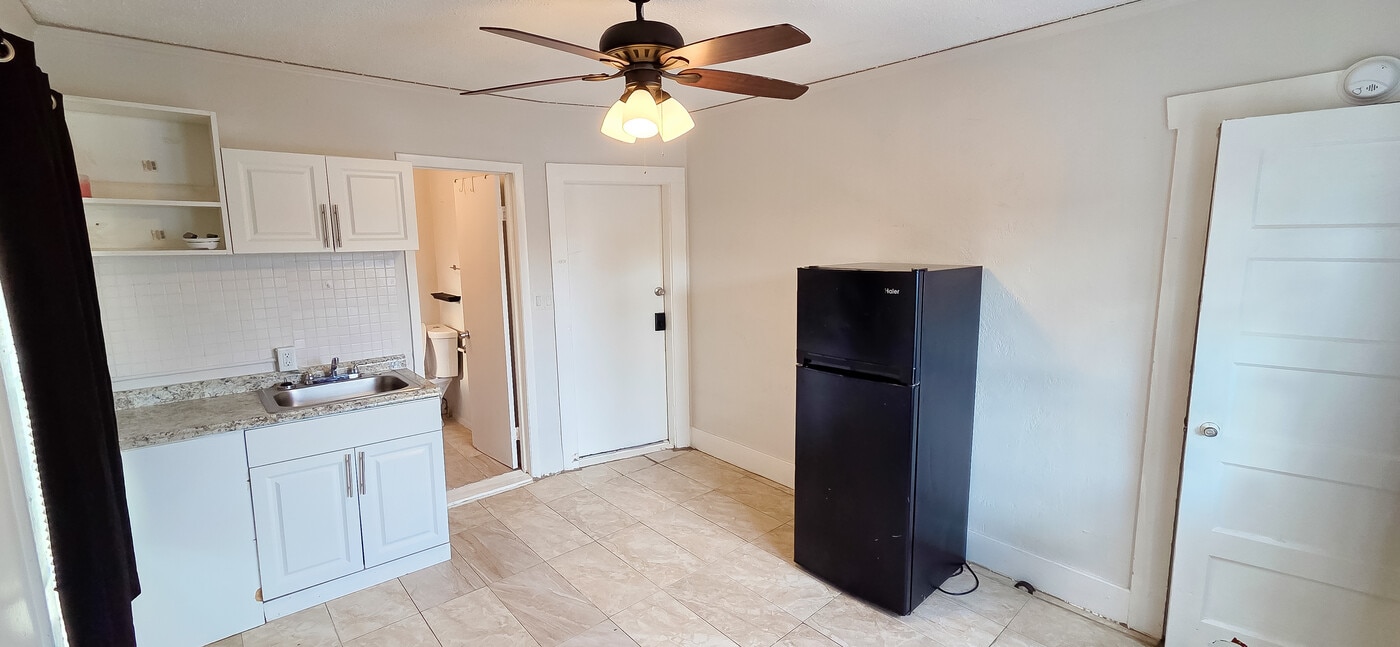 306 Taylor Ave, Unit Apt A in Daytona Beach, FL - Building Photo