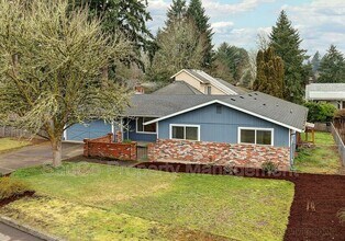 823 NW 7th Ave in Hillsboro, OR - Building Photo - Building Photo