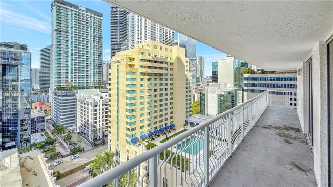 1200 Brickell Bay Dr, Unit #2024 in Miami, FL - Foto de edificio - Building Photo