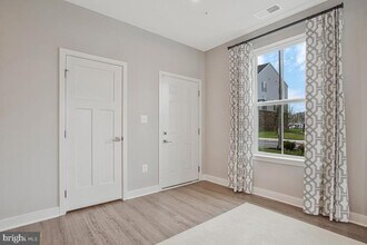 100 Lawndale Dr in Bowie, MD - Foto de edificio - Building Photo