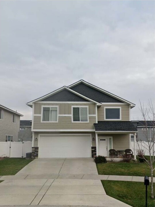 1717 W Pyrenees Loop in Coeur d'Alene, ID - Building Photo