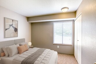 Western Pines Apartments in Kalamazoo, MI - Foto de edificio - Building Photo