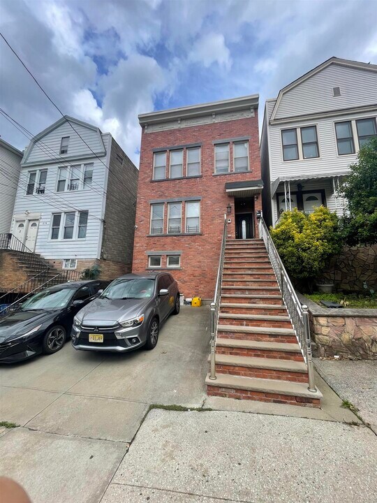 572 Liberty Ave in Jersey City, NJ - Building Photo