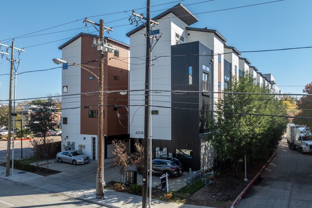 4208 Live Oak St in Dallas, TX - Foto de edificio
