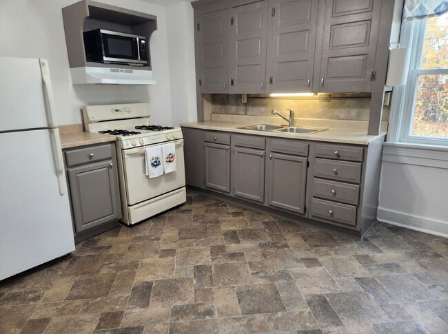 property at 1221 E Philadelphia St