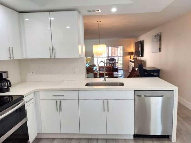 property at 2903 Victoria Cir