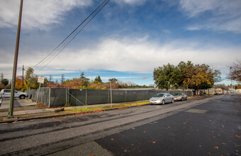 Roosevelt Park Apartments in San Jose, CA - Foto de edificio - Building Photo