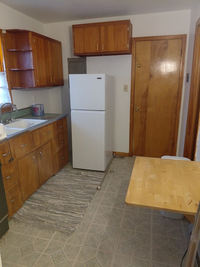 901 Old Homestead Ln, Unit Apt B