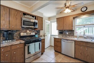 16 Cross St in Madison, NJ - Building Photo - Building Photo