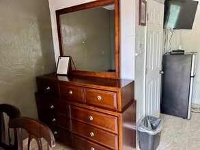 2495 Bayside St, Unit B in Naples, FL - Foto de edificio - Building Photo