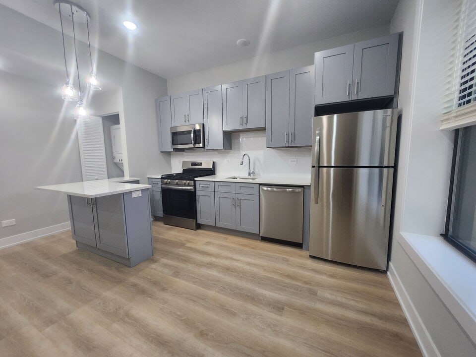 423 W Belden Ave, Unit 1 in Chicago, IL - Building Photo