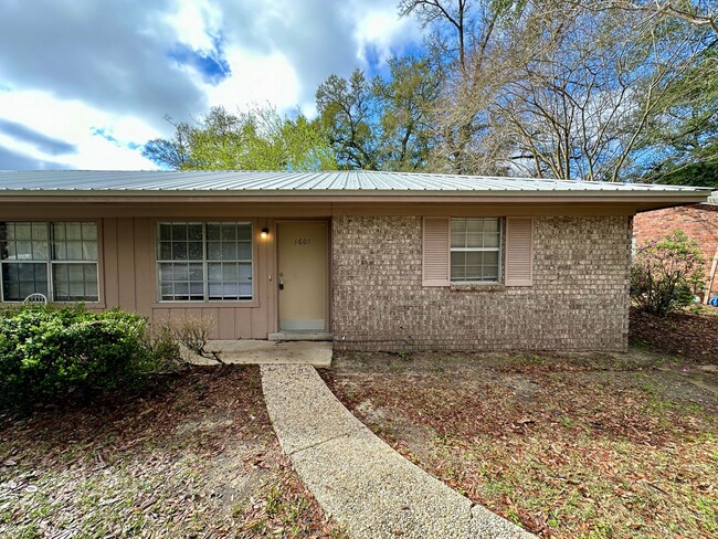property at 1601 Acorn Ln