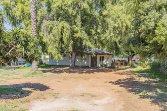 951 E 3rd Ave in Escondido, CA - Foto de edificio - Building Photo