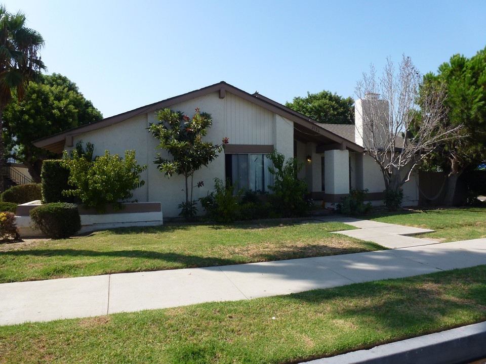 3136 E Orangethorpe Ave in Anaheim, CA - Foto de edificio