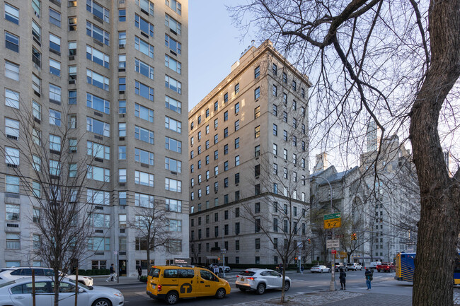 4 E 66th St in New York, NY - Building Photo - Building Photo