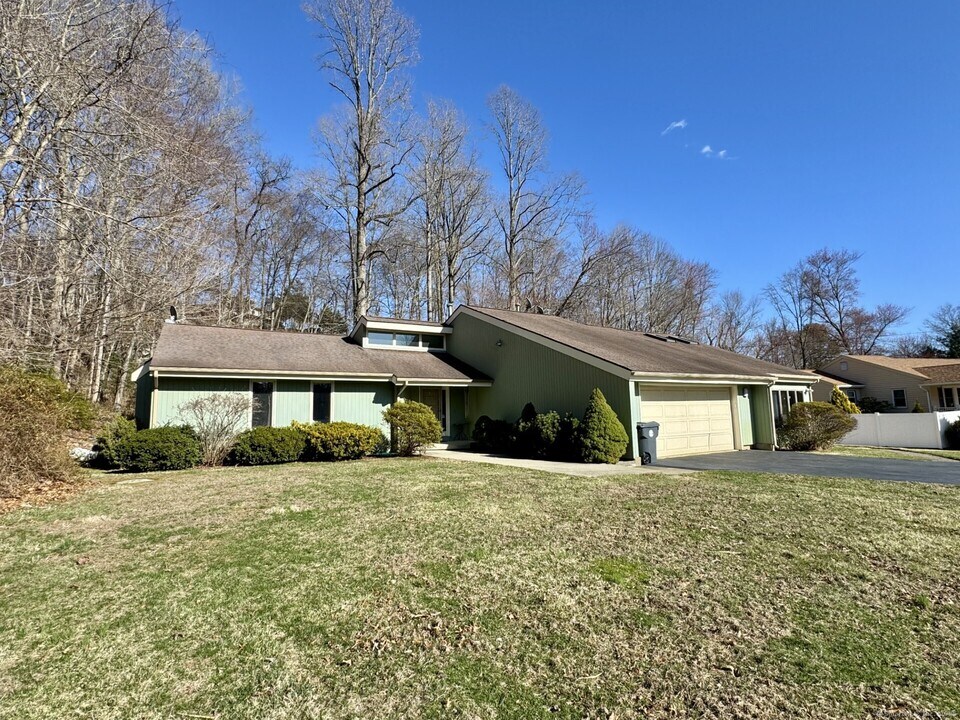 43 Short Rocks Rd in Branford, CT - Building Photo
