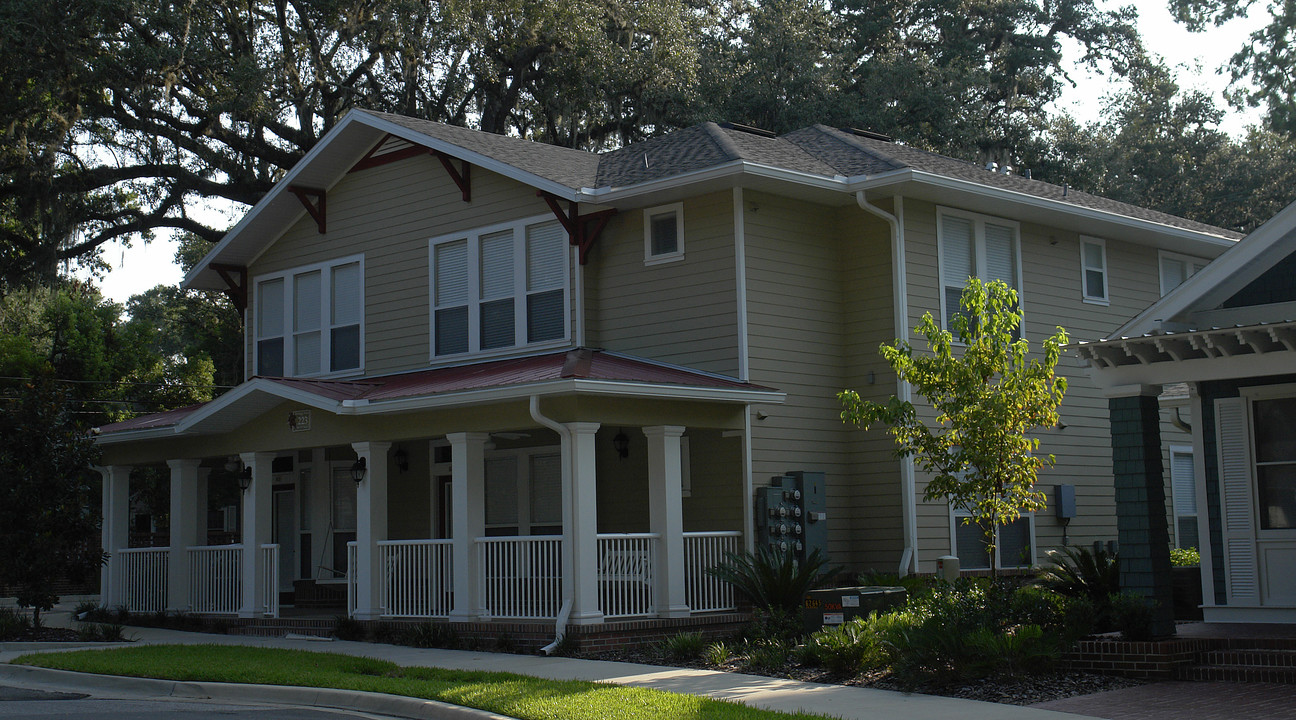 110 NW 12th Ter in Gainesville, FL - Building Photo