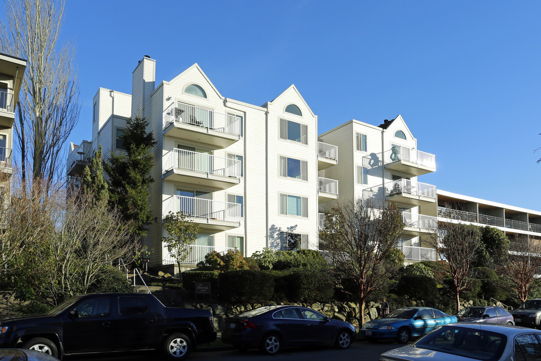 Westview Apartments in Seattle, WA - Building Photo