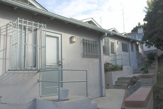 2130-2134 Griffith Park Blvd in Los Angeles, CA - Foto de edificio - Building Photo