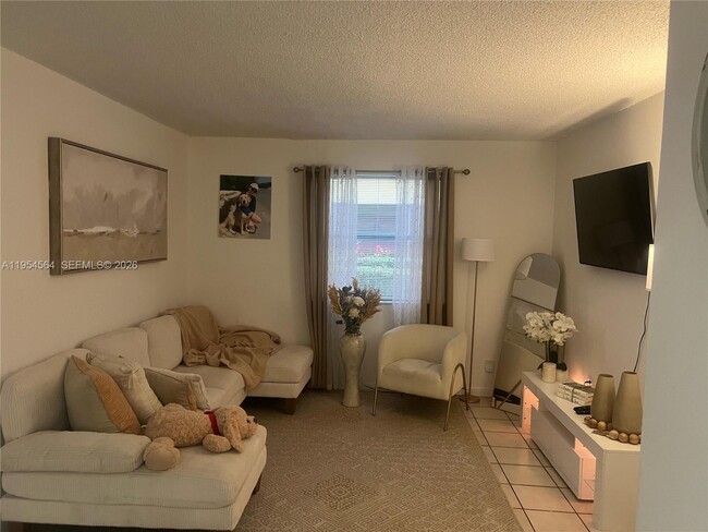 526 NW 114th Ave in Miami, FL - Building Photo - Building Photo