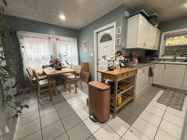 504 Washington St, Unit 1 in Brookline, MA - Building Photo - Building Photo