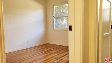 11202 Camarillo St in Los Angeles, CA - Building Photo - Building Photo