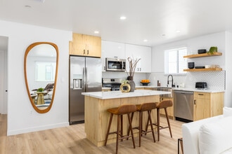 1414 S Orange Dr, Unit 1414.5 in Los Angeles, CA - Building Photo - Building Photo