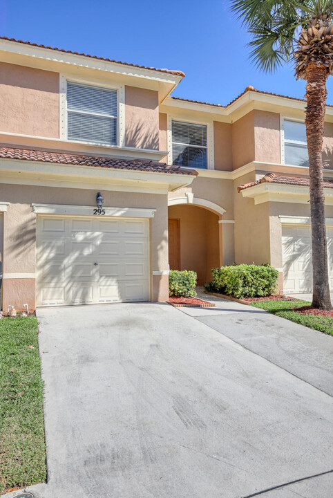295 River Bluff Ln in Royal Palm Beach, FL - Building Photo