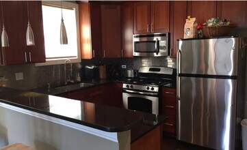 2430 W Iowa St, Unit 2 in Chicago, IL - Foto de edificio - Building Photo