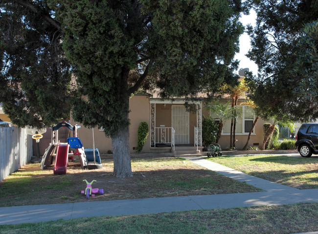 9322-9324 Park St in Bellflower, CA - Foto de edificio - Building Photo