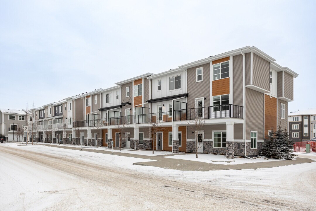 637 Savanna Blvd NE in Calgary, AB - Building Photo