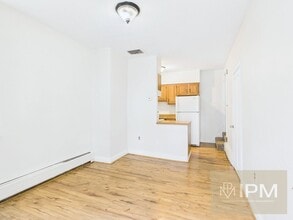 44 N Main St in Mount Wolf, PA - Foto de edificio - Building Photo