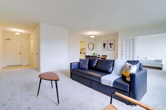 1600 S Eads St in Arlington, VA - Foto de edificio - Building Photo