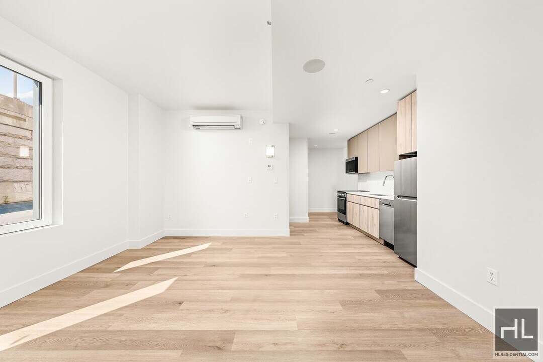 BRUCKNER BOULEVARD in Bronx, NY - Building Photo