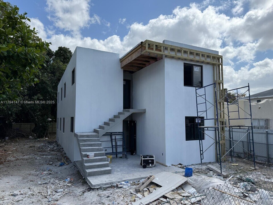 1244 NW 32nd St in Miami, FL - Building Photo