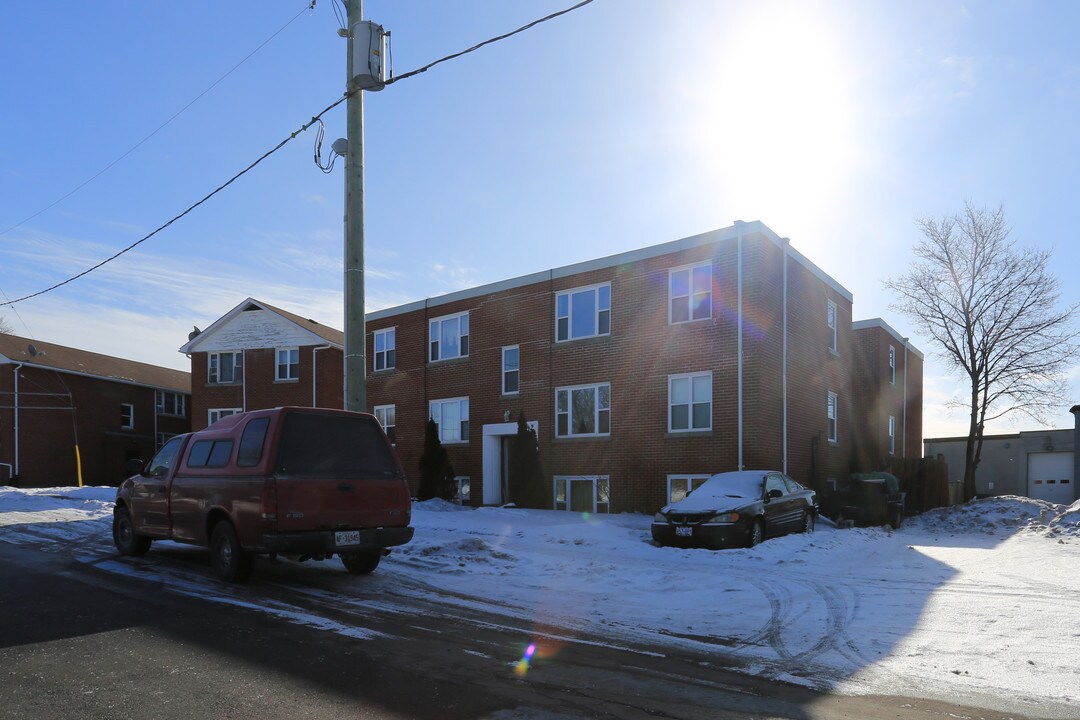 23 Brick St in Kitchener, ON - Building Photo