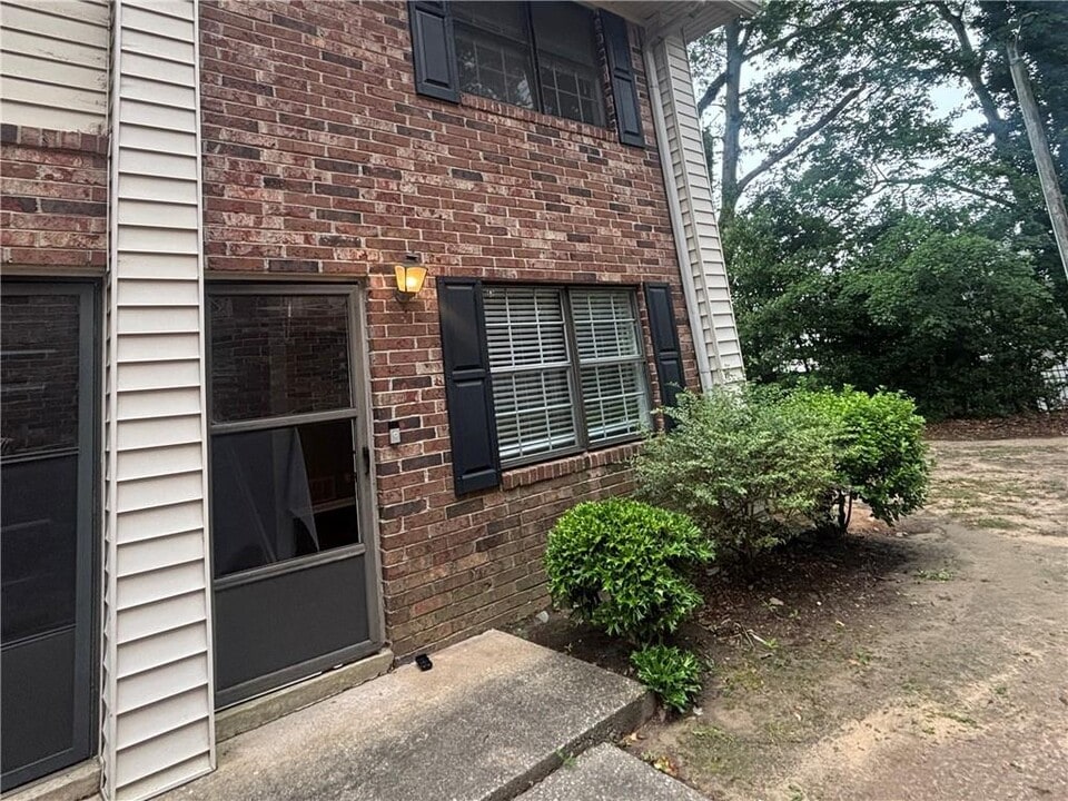 1235 Riverside Dr in Gainesville, GA - Building Photo