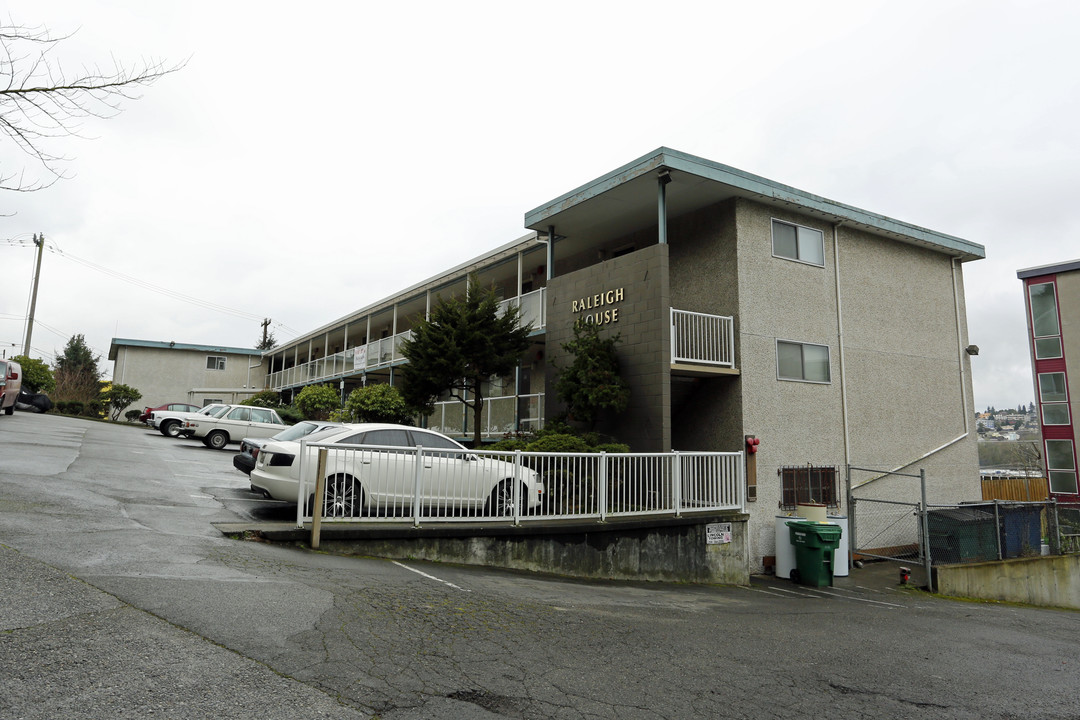 Raleigh House in Seattle, WA - Building Photo