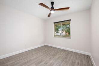 5214 Stacy St in West Palm Beach, FL - Building Photo - Building Photo