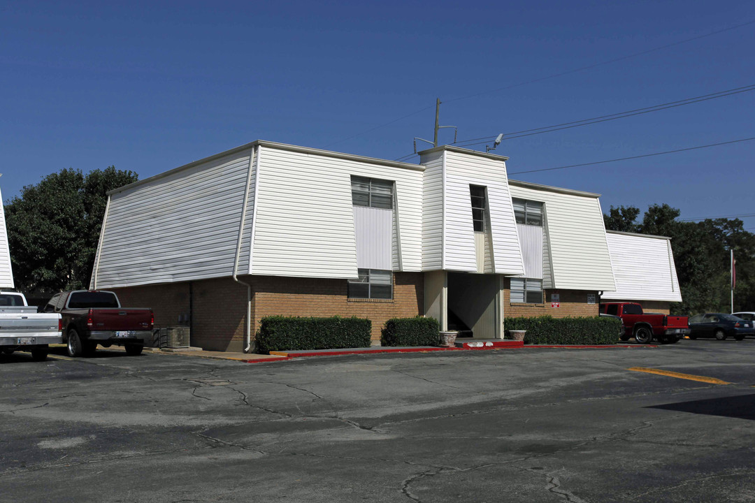 Chestnut Hills Apartments in Oklahoma City, OK - Building Photo