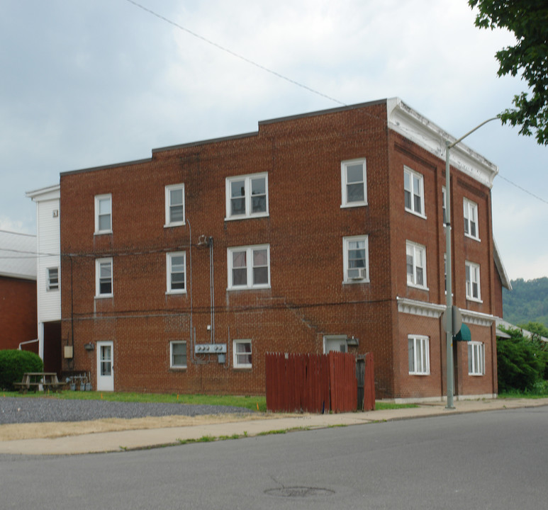 21 N Henderson St in Lock Haven, PA - Building Photo